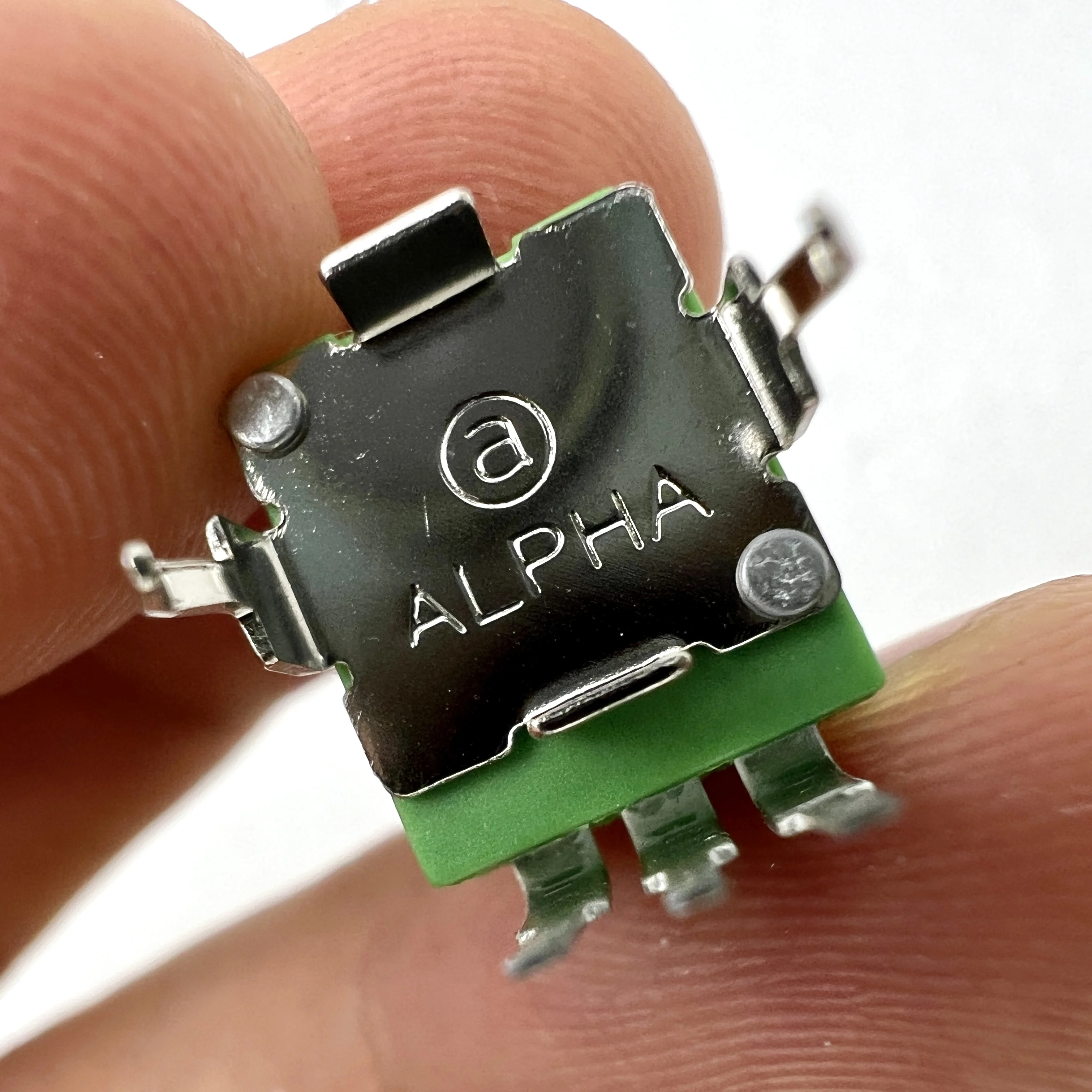 1 PCS Taiwan ALPHA 09 precision potentiometer B20K shaft length 18mm with midpoint positioning