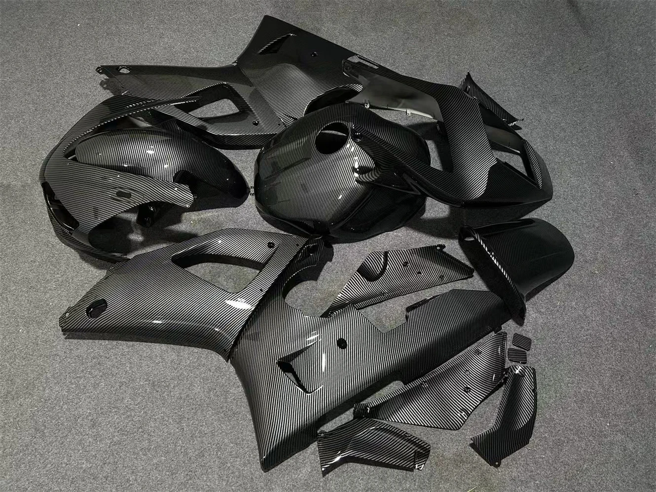 The motorcycle fairing kit is suitable for the R1 1998 1999 YZF1000 98 99 fairing carbon fiber paint motorcycle housing