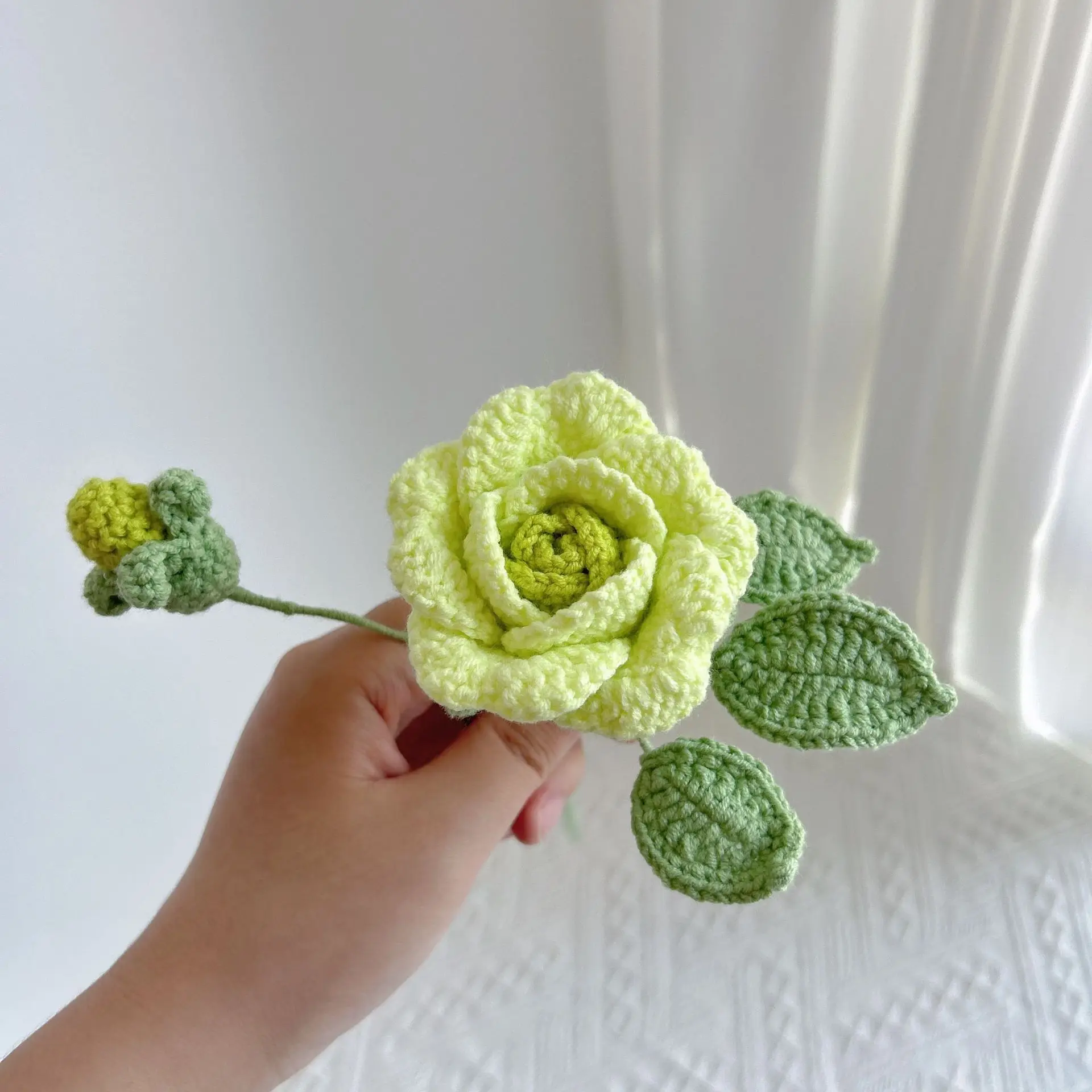 Neuer Rosen-Häkelstrauß, romantisch, gestrickt, Rosenblüten, handgewebte Blumensträuße, Hochzeit, Heimdekoration – Detail 11