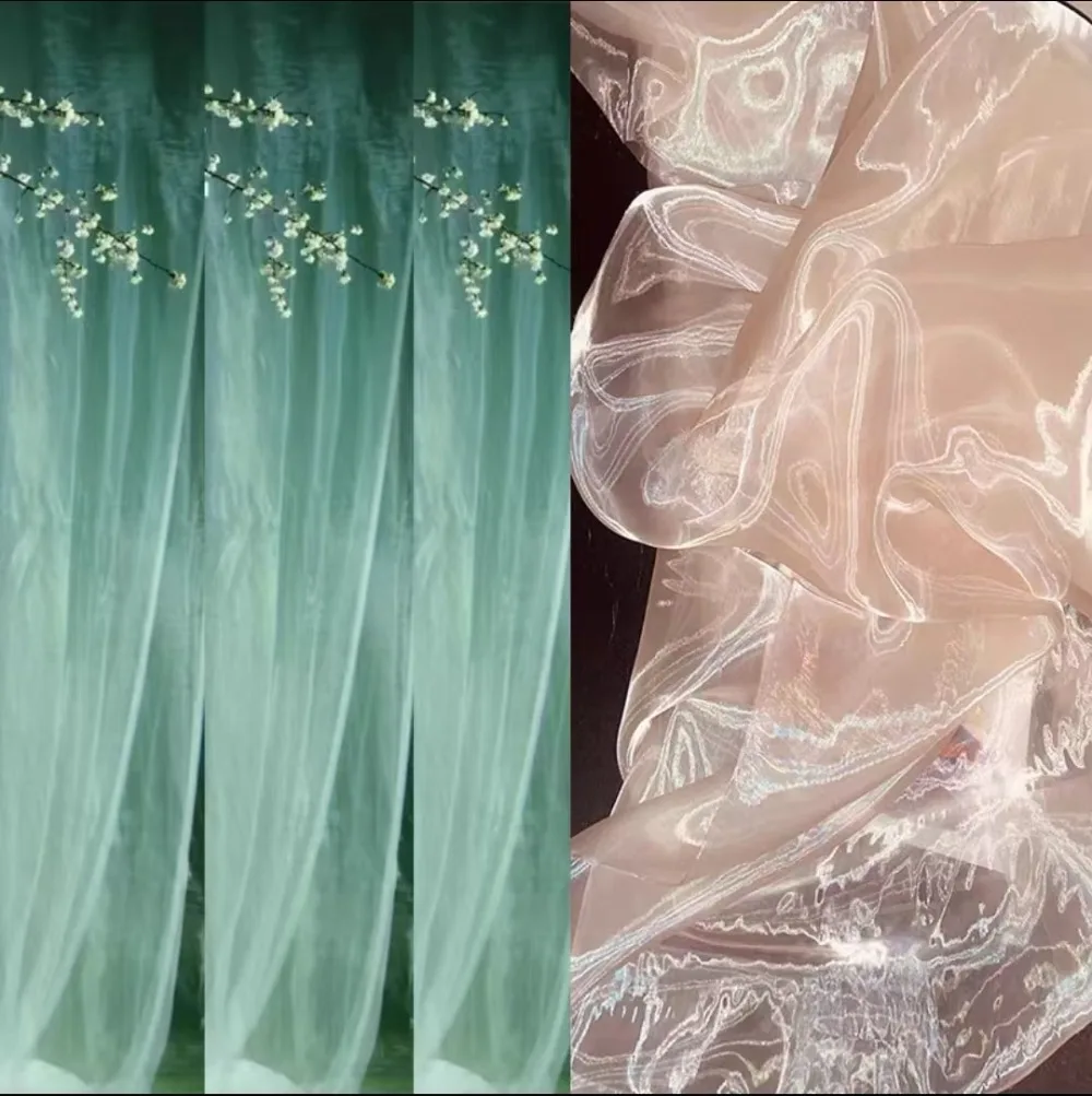 白いメッシュの液体のような光沢のある生地、透明で滑らかなガラスのようなベールドレス、ウェディングベール、シーンデコレーション