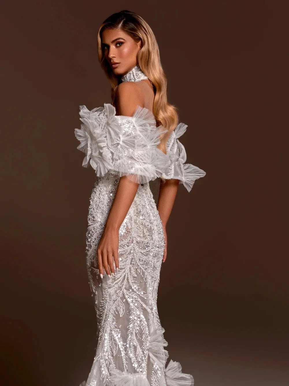 豪華なVネックウェディングドレス、女性用セクシーなパールビーズ刺繍のブライダルドレス、カスタムメイドのロングトレーンブライダルガウン