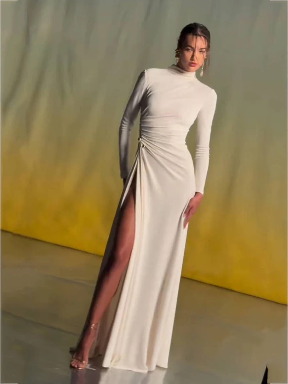 الخريف والشتاء الملابس النسائية الآسيوية الجديدة الأبيض مثير بأكمام طويلة المعادن مزدوجة الكرة عالية الشق فستان للنساء #2