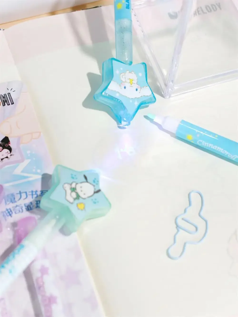 1 Uds Sanrio serie bonita bolígrafo Neutral Invisible Mymelody Kuromi Cinnamoroll Pochacco Anime Secret con luz UV regalo para estudiantes y niños