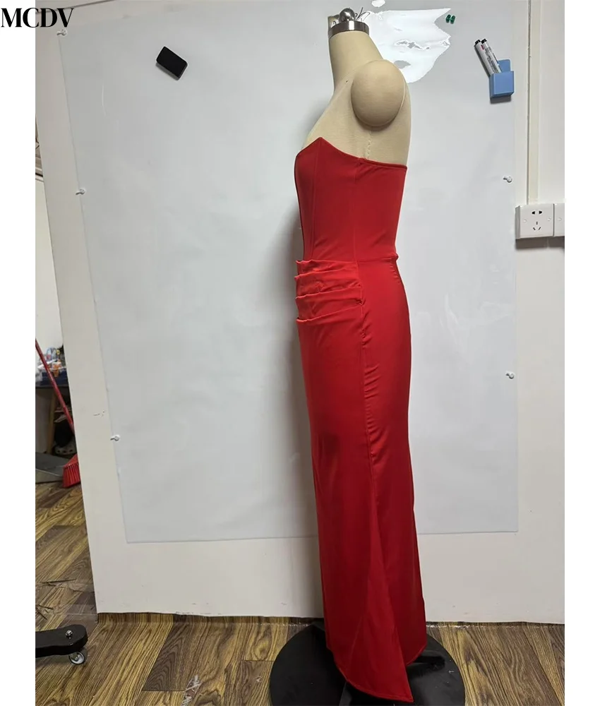 Maßgeschneidertes, modernes Satin-Meerjungfrau-Abendkleid, hochwertig, trägerlos, ärmellos, knöchellang, فستان • Muq Daug__