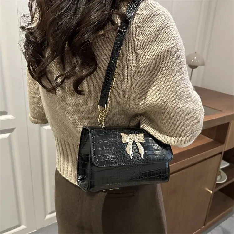 

Новая корейская версия 2026: Модная повседневная сумка-клатч на цепочке, однотонная, маленькая квадратная, на одно плечо, через плечо