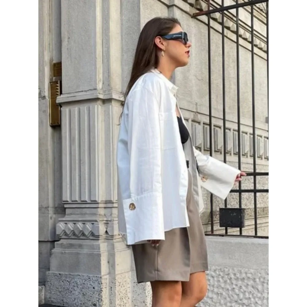 Plus-Size-Damenhemd mit Umlegekragen, lockerer Passform und einzigartigen goldenen Knopfverzierungen, geeignet für Freizeitkleidung.