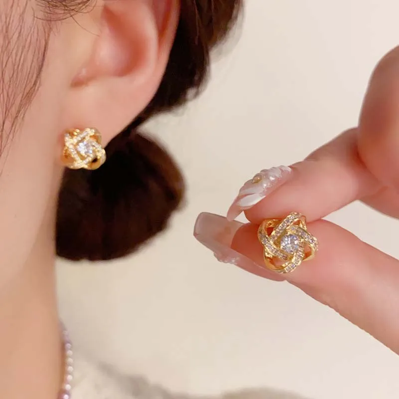 أقراط الزركون الفاخرة الخفيفة أقراط هندسية مجوفة بسيطة متقاطعة لحفلات الزفاف مجوهرات الأذن الرائعة هدايا النساء