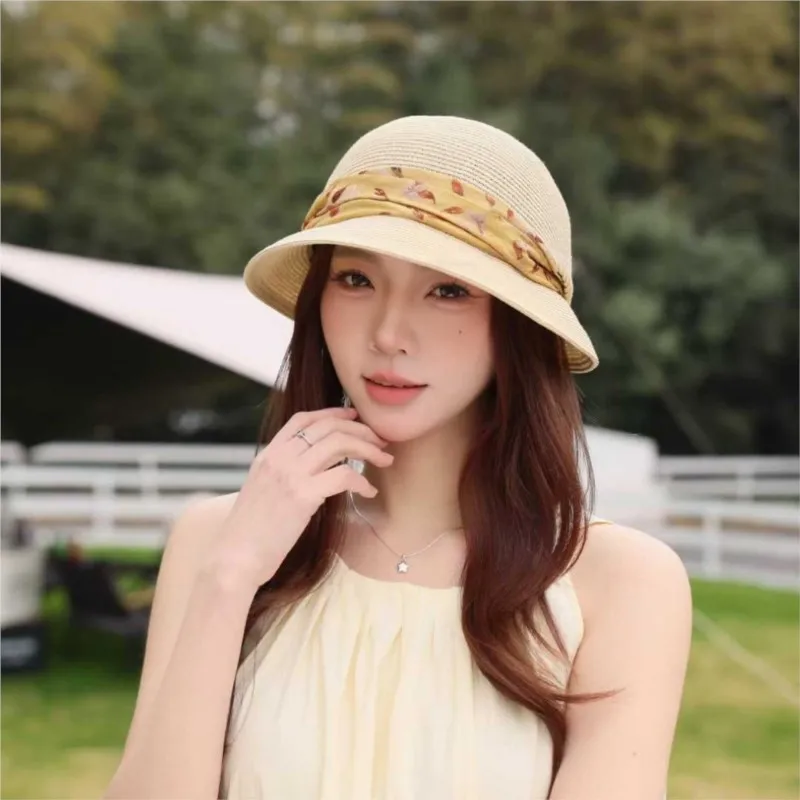 

A flat-topped hat lady's trip sweet and fashionable sun-protective top