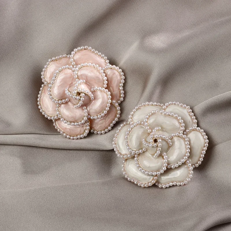 สุภาพสตรี Camellia Pin สีดําสีขาวดอกไม้สีชมพู Rose Pearl เข็มกลัด Elegant Lapel Badge Corsage แฟชั่นเครื่องประดับอุปกรณ์เสริม