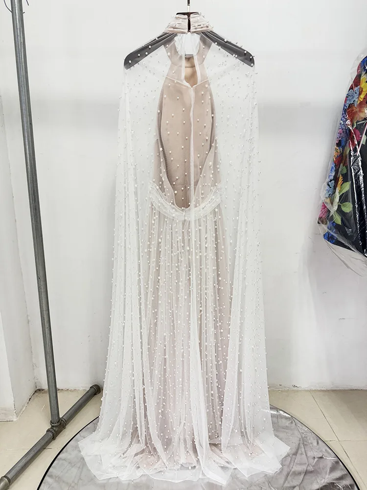럭셔리 진주 장식 이브닝 드레스 하이 넥 홀터넥 케이프 허리 디테일 투명한 뒷면 사우디 스타일 가운 샴페인