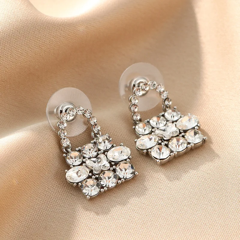 

Новые серьги-подвески с микроинкрустацией цирконом, женские, в стиле легкой роскоши, суперблестящие, модные, универсальные, простые и элегантные.