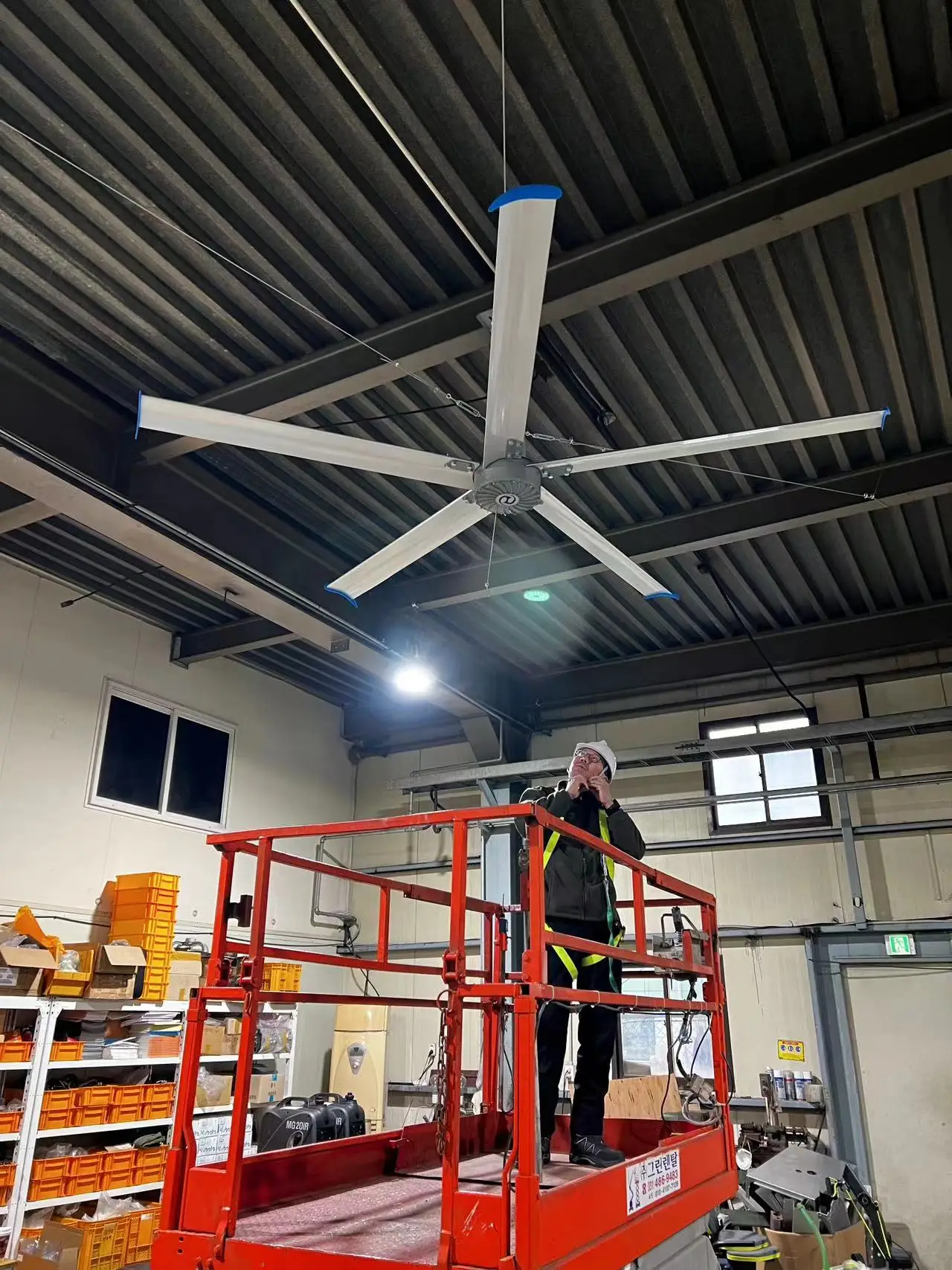 พัดลมระบายอากาศเพดานสำหรับโบสถ์ ขนาดใหญ่ เสียงเบา กำลังไฟต่ำ 0.75 กิโลวัตต์ ความสูง 5 เมตร (16 ฟุต) ประหยัดพลังงาน