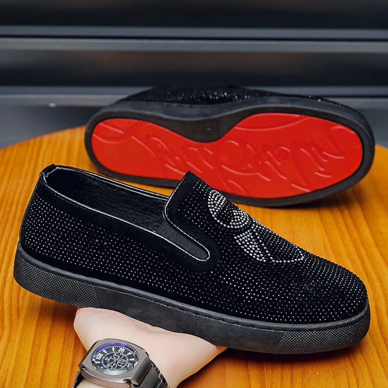 أحذية مصممة كريستالية للرجال بدون كعب أحذية أنيقة من حجر الراين الأسود للرجال أحذية بدون كعب كاجوال فاخرة سهلة الارتداء