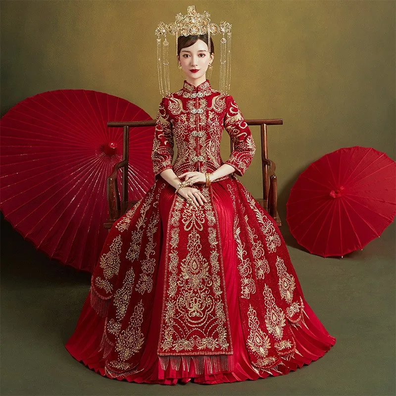 

New Chinese-style wedding dress long with embroidered dragon and phoenix