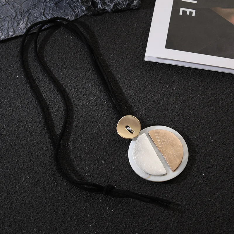 New European and American contrasting color brushed geometric shell pendant, simple and fashionable senior women's long necklace