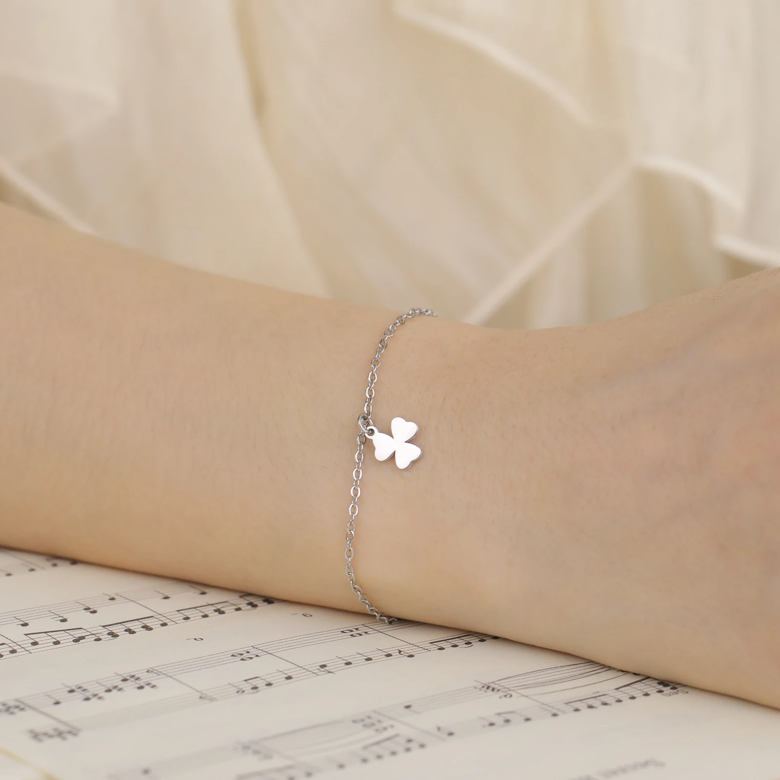 COOLTIME Edelstahl Kleeblatt Armband Mode Frauen Paar Charm Armband Schmuck St. Patrick's Day Geschenk – Detail 13