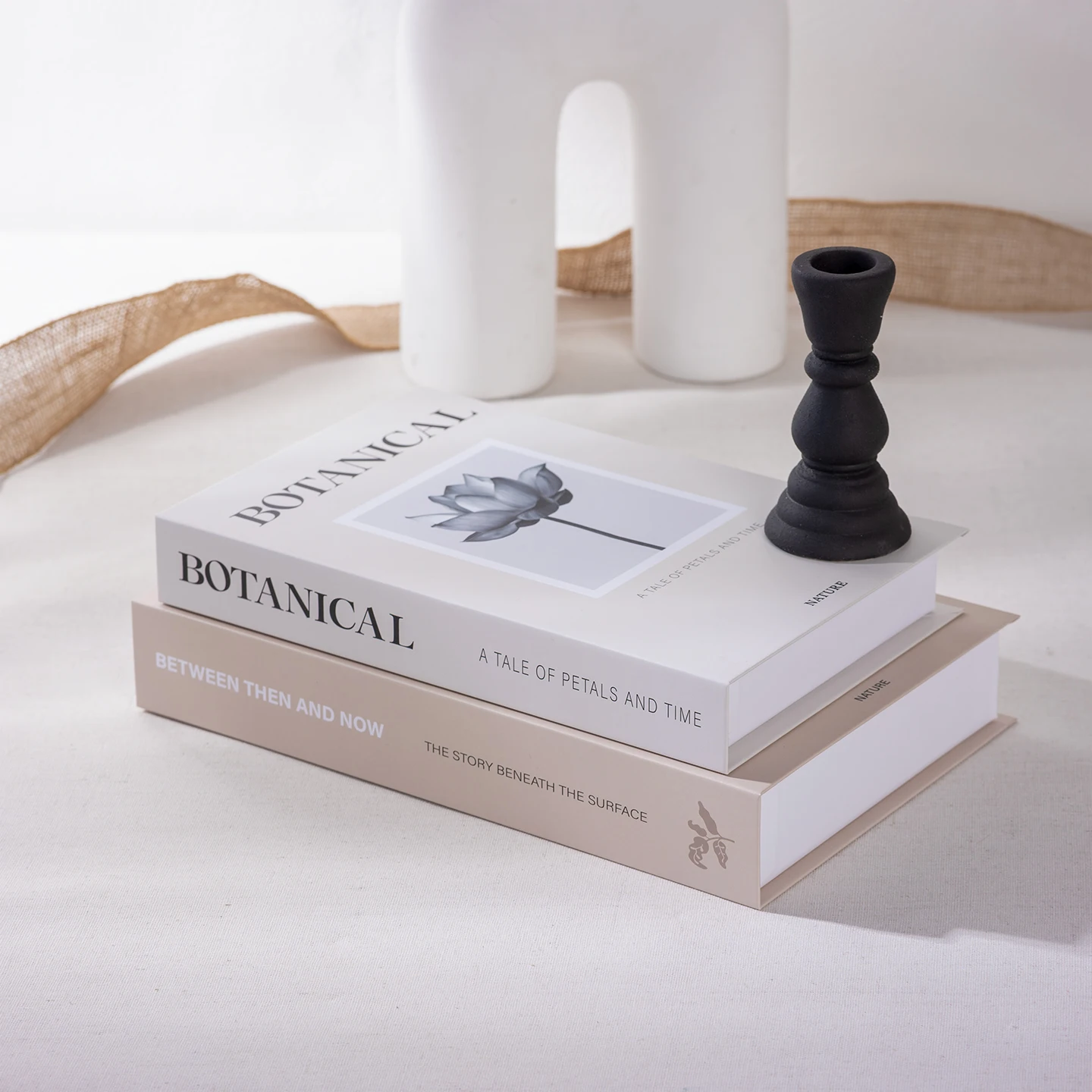 Image of 2 Stück Faltbare Deko-Bücher für Wohnzimmer, Designer-Bücher als Couchtisch-Ornamente, Requisiten für Club, Hotel, Zimmer und Villa