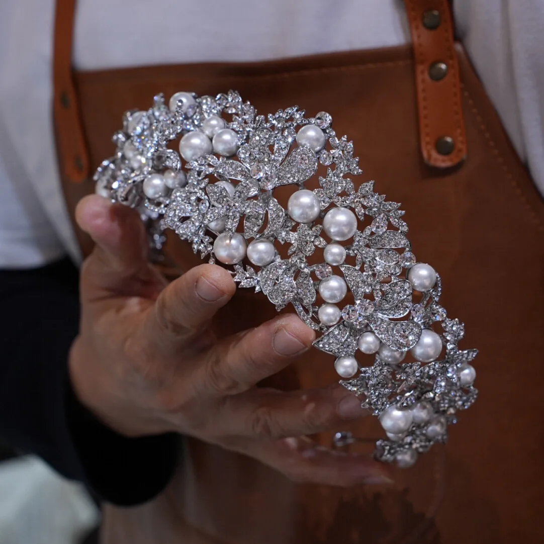 عظيم خمر الزركون كريستال الزفاف عقال مساء يترك تصميم الزفاف التيجان وصيفه الشرف الشعر التبعي للعرائس