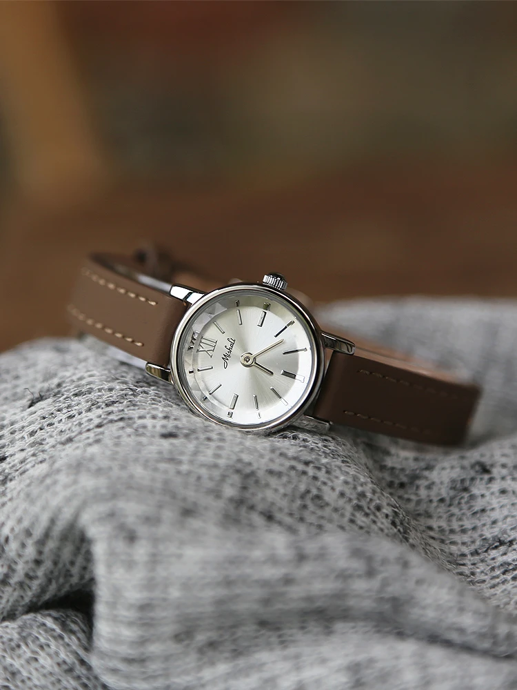 ساعة نسائية بقرص صغير مع ملمس فاخر خفيف، ساعة نسائية بسيطة وأنيقة، صغيرة ورائعة بحزام جلدي. #5