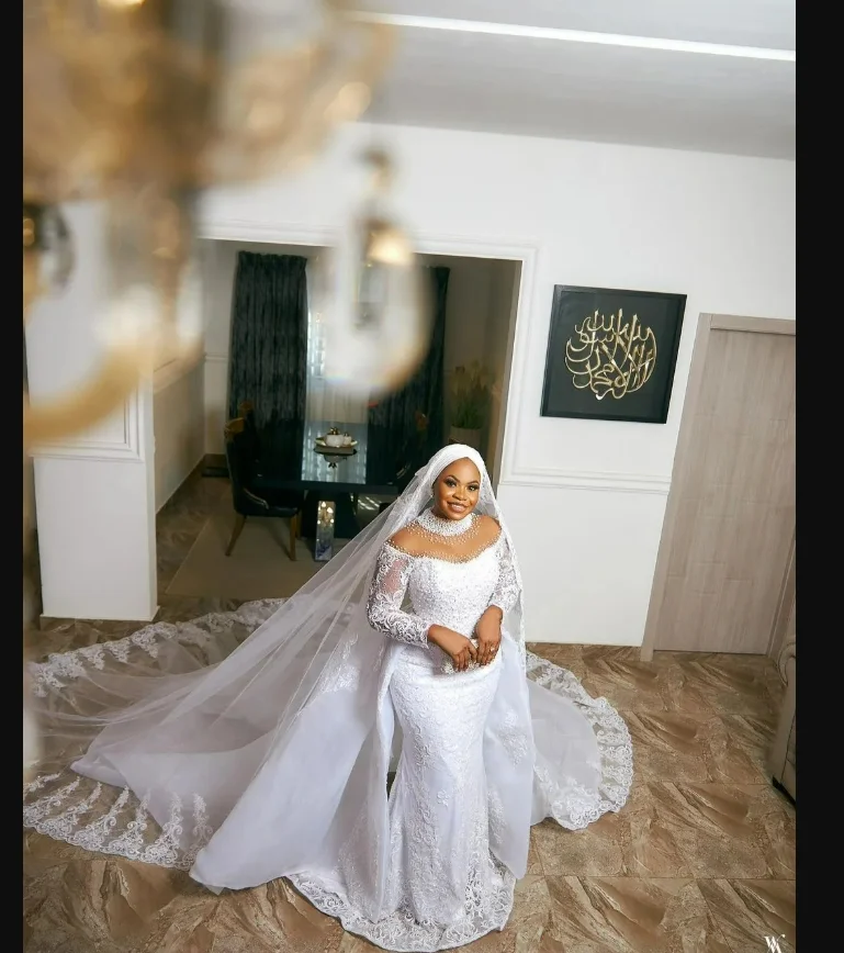 맞춤 제작된 반짝이는 아플리케 진주 인어 웨딩드레스, 탈부착 가능한 트레인이 있는 긴 소매 신부 드레스