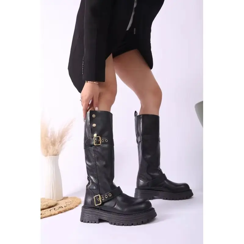 2026 Retro-Damenstiefel mit quadratischem Zehenbereich und niedrigem Absatz, lange Plateaustiefel, modische, vielseitige Stiefel mit Gürtelschnalle