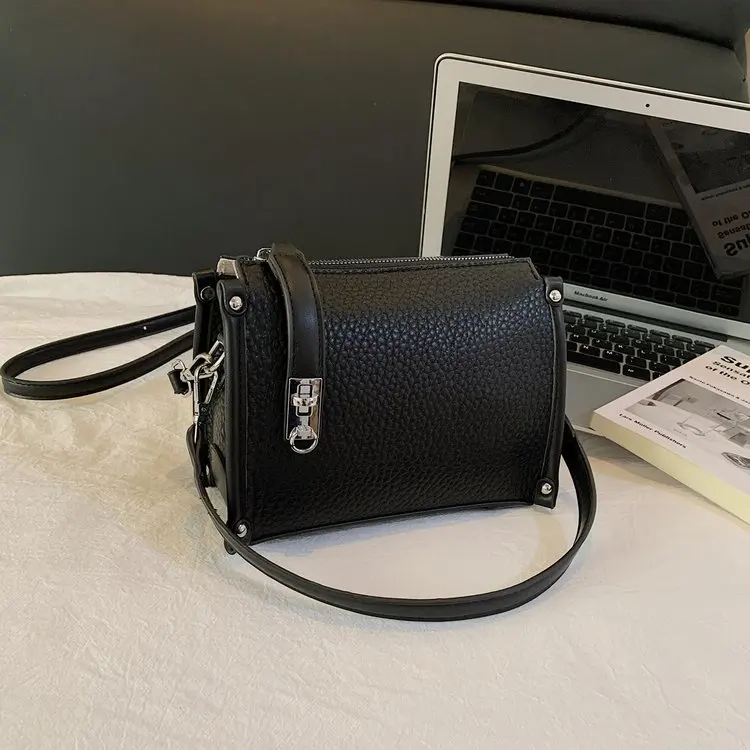 

2026 Winter New Turn-Lock Underarm Bag, Multi-way Convertible Top Handle Shoulder Bag, Vintage Boho Chic for Work Commute