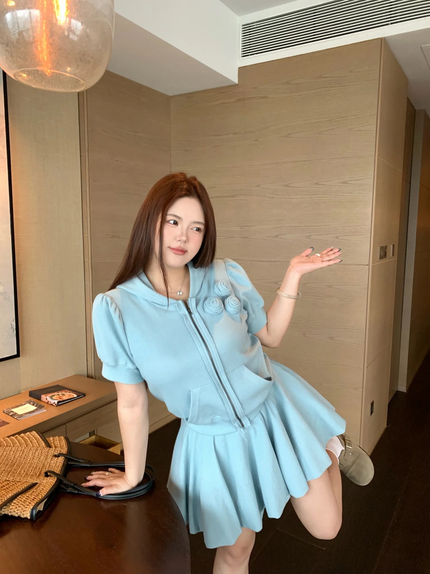 

Новый весенний повседневный комплект для полных женщин: укороченный топ с капюшоном и принтом синих цветов и укороченная юбка для стройнящего эффекта