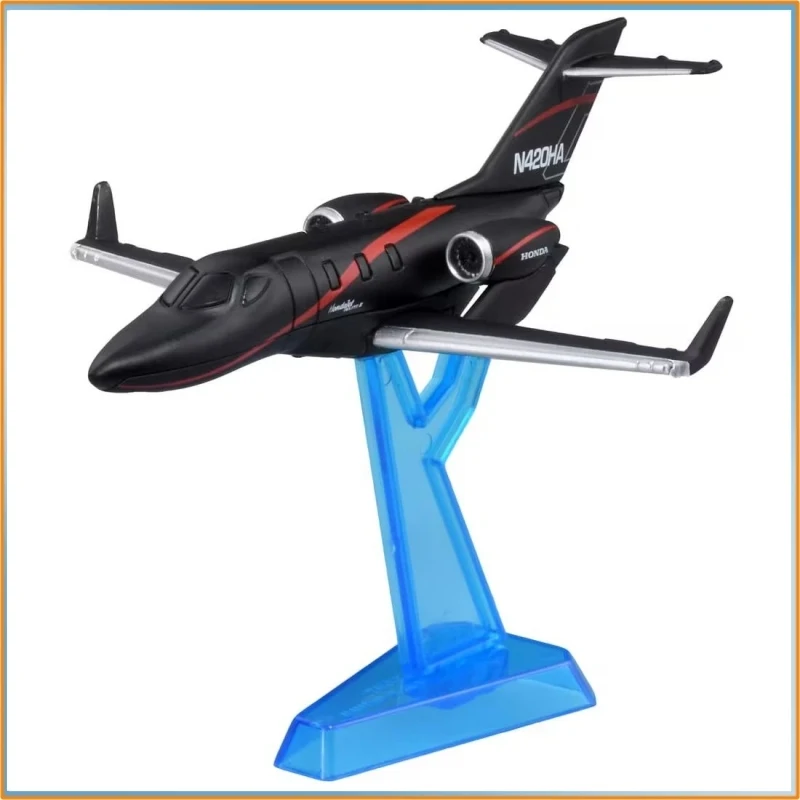 Primer plano de la cabina y detalles de la pintura del modelo Honda Jet Tomica No.138.