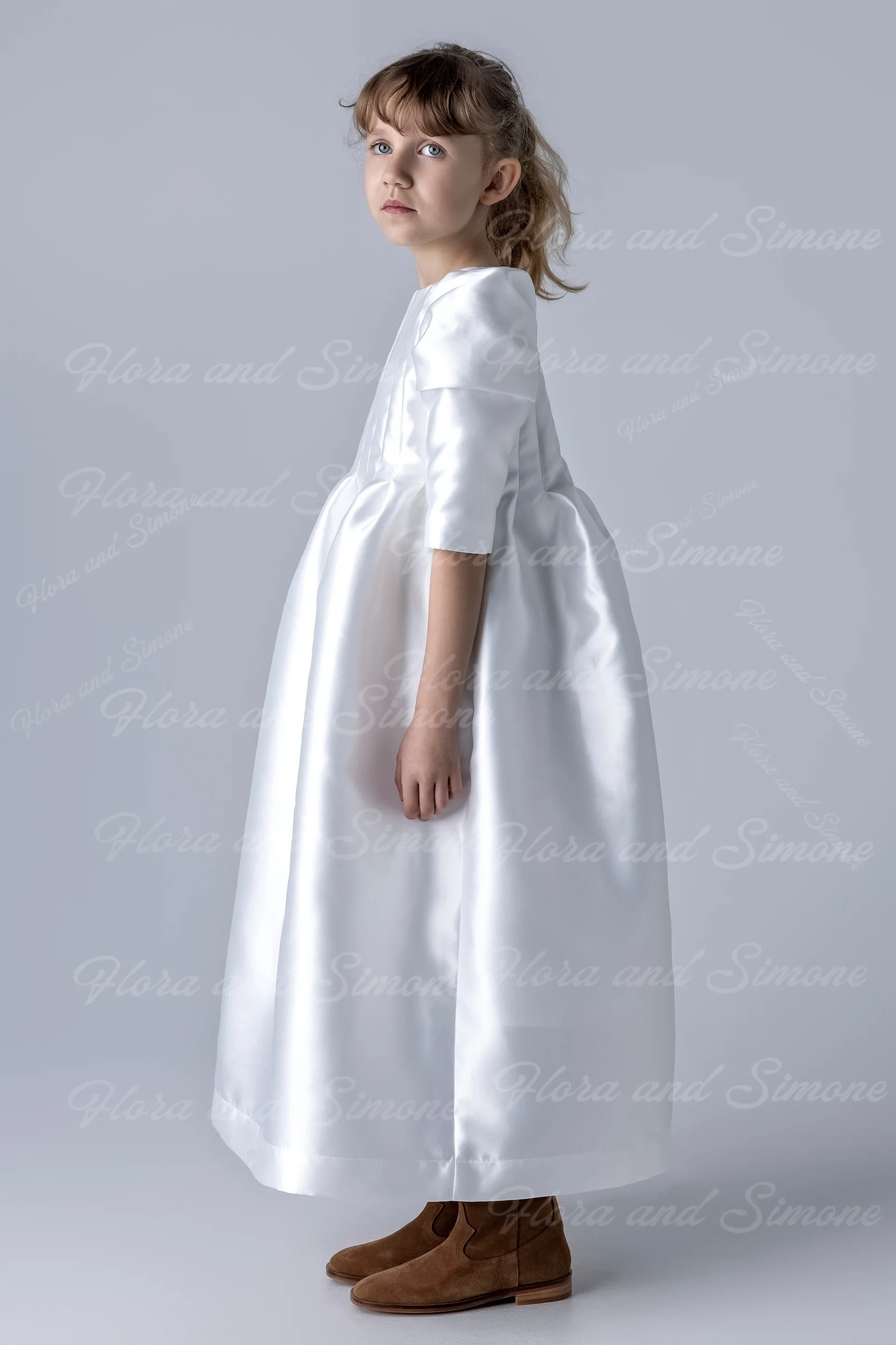 エレガントなクルーネックフリル付き白い半袖ガウン、フラワーガールドレス、洗礼式、初聖体拝領パーティー、結婚式に最適