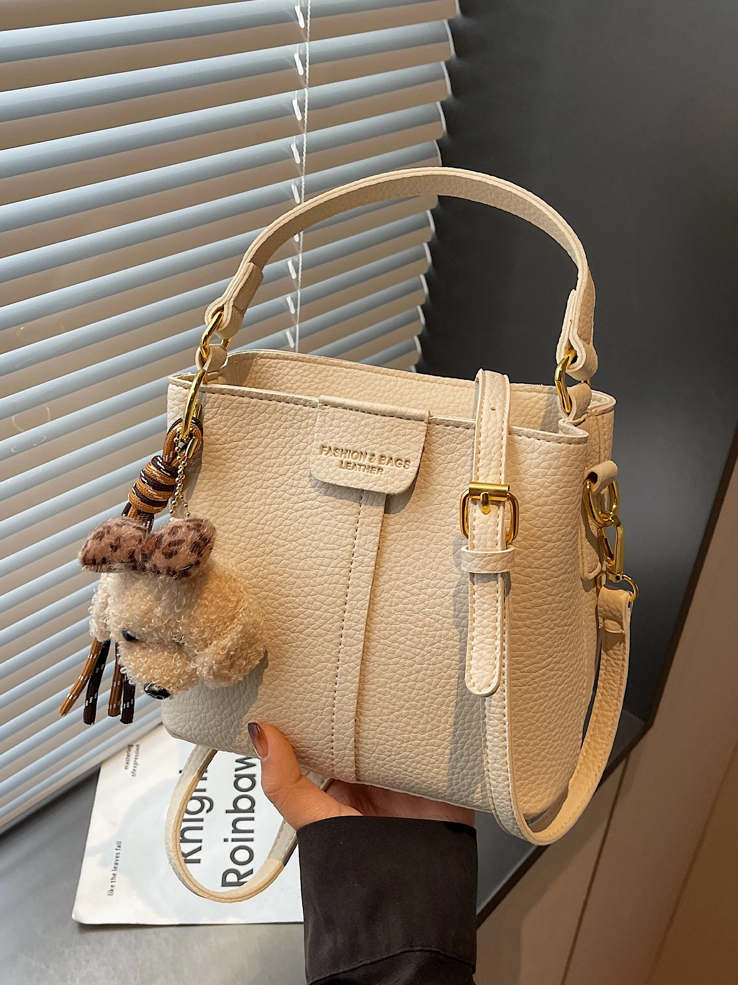 

Fashionable Women's Bucket Bag Shoulder Handbag Stylish Commuter Tote Crossbody Bag Soft PU Leather Medium Hardness