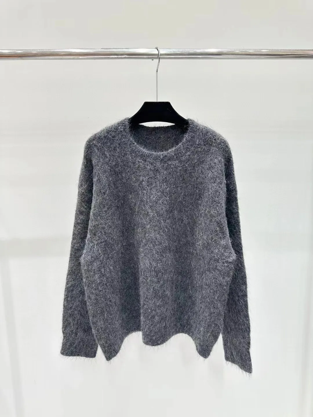 High end customized women's knitted round neck long sleeved shirt