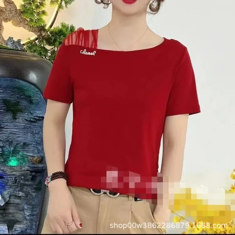 La madre indossa una maglietta slim a maniche corte monospalla con un versatile pullover alla moda Camicia base da donna alla moda