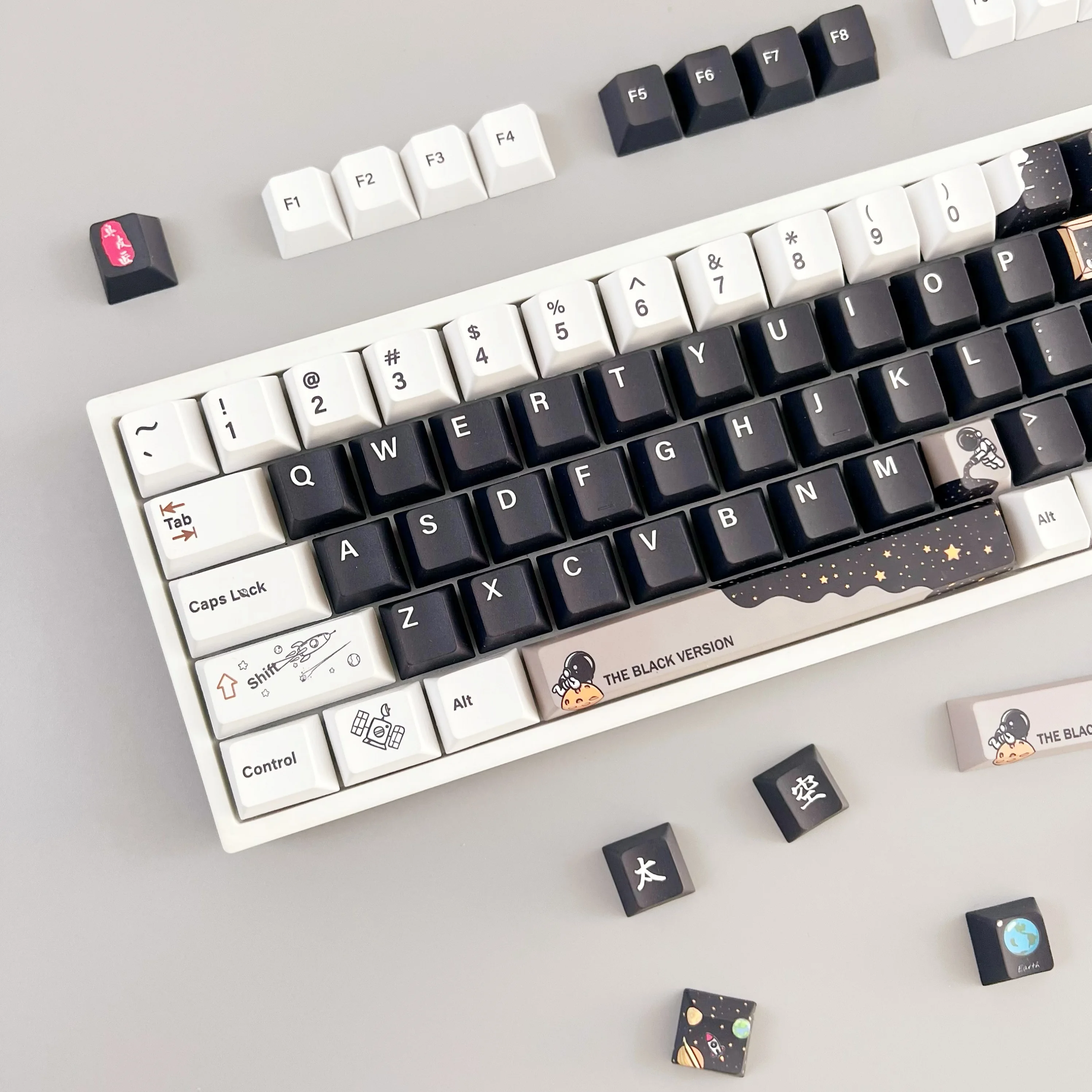 138Keys Black White Cartoon Cute Astronaut Keycaps Series V2 Dark Night Version Pbt Cherry Five-Sided Sublimation Keycaps