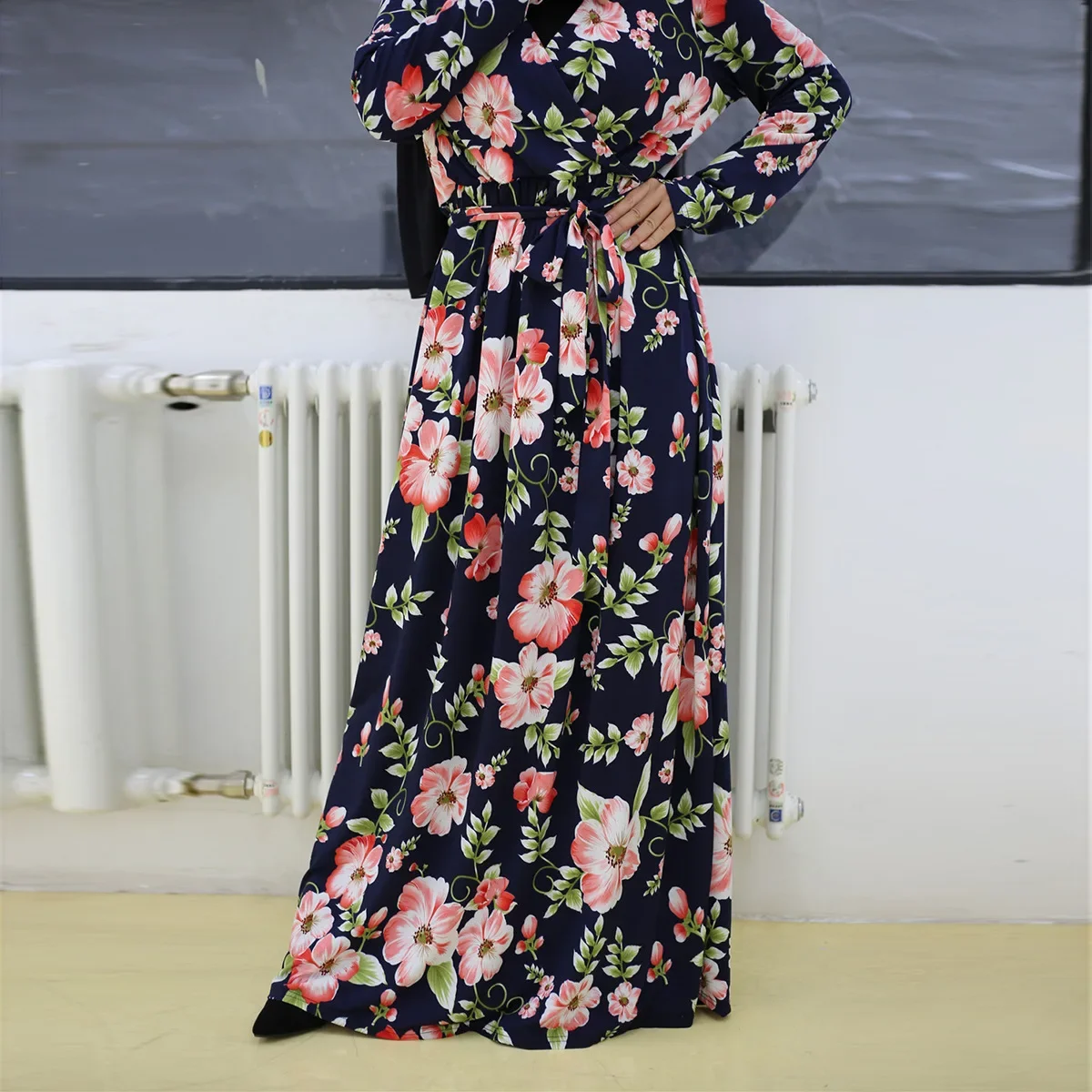Abaya casual per le donne Abito maxi lungo a maniche lunghe Dubai Abaya Stampa scollo a V Abito musulmano a maniche lunghe slim fit Abiti caftano