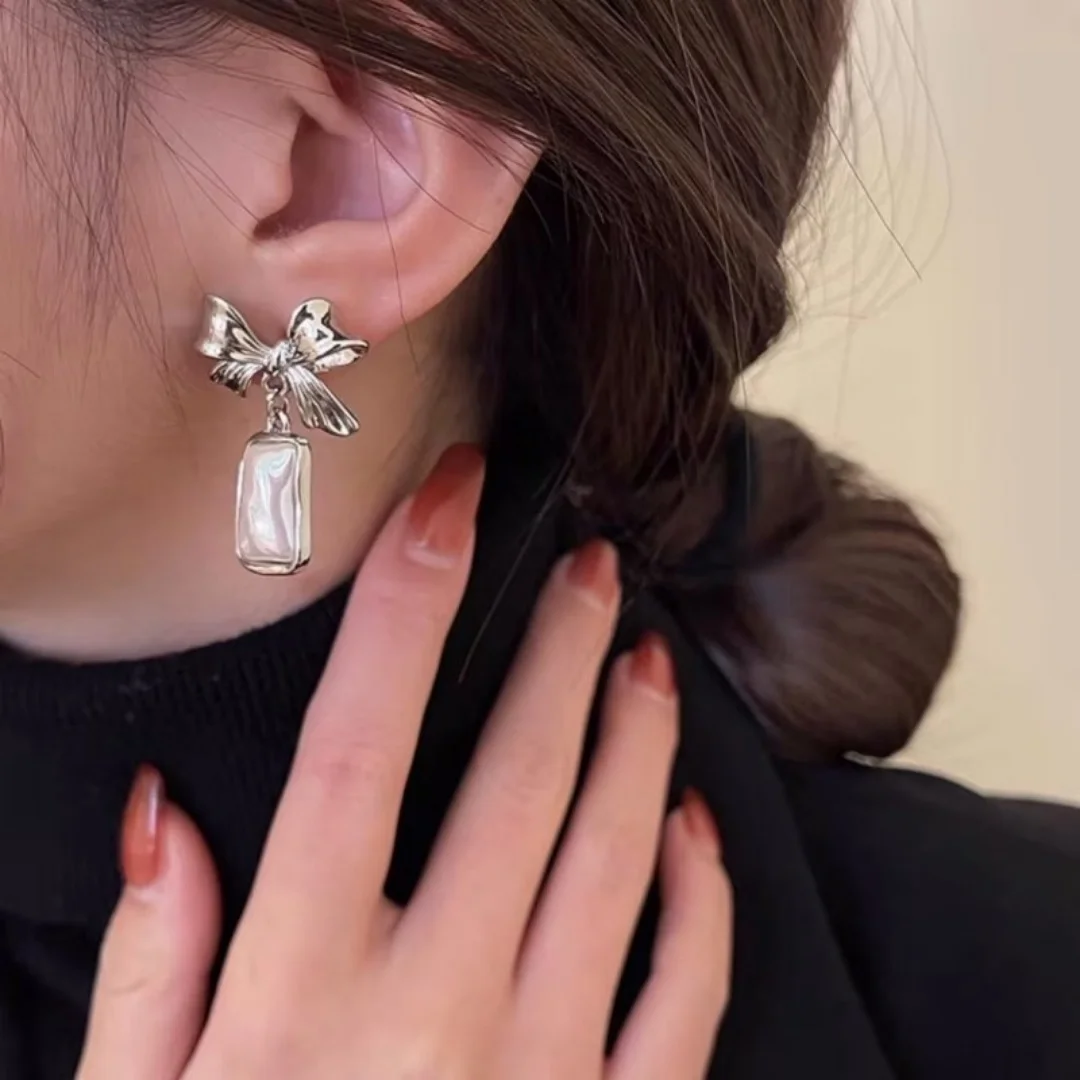 

DUTRIEUX Light luxury Charms Butterfly Knot Pendant Earrings Elegant Trendy Popular Design Women's Ear Studs Jewelry Ear Decor