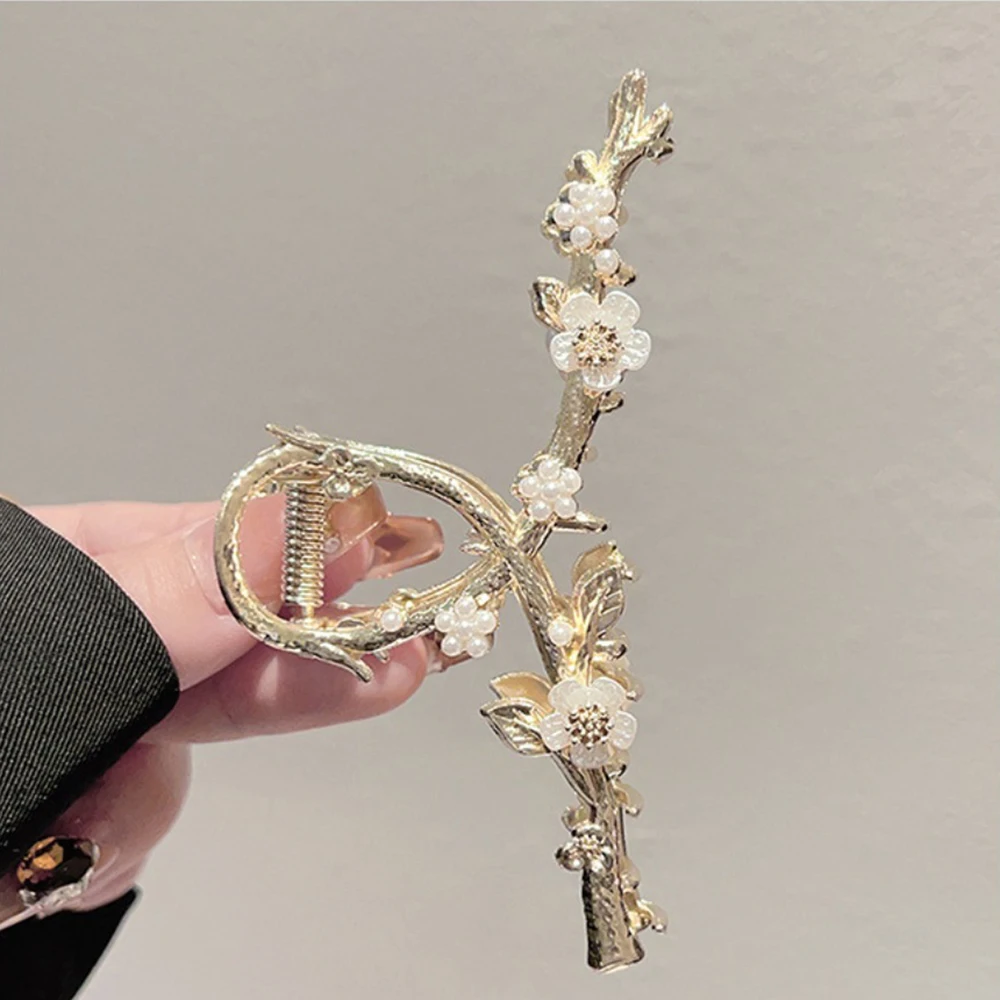 Elegante Retro-Haarspange mit Perlenblütenzweig und Blumendetail. Von der Natur inspirierter modischer Haarschmuck für Damen – Detail 9