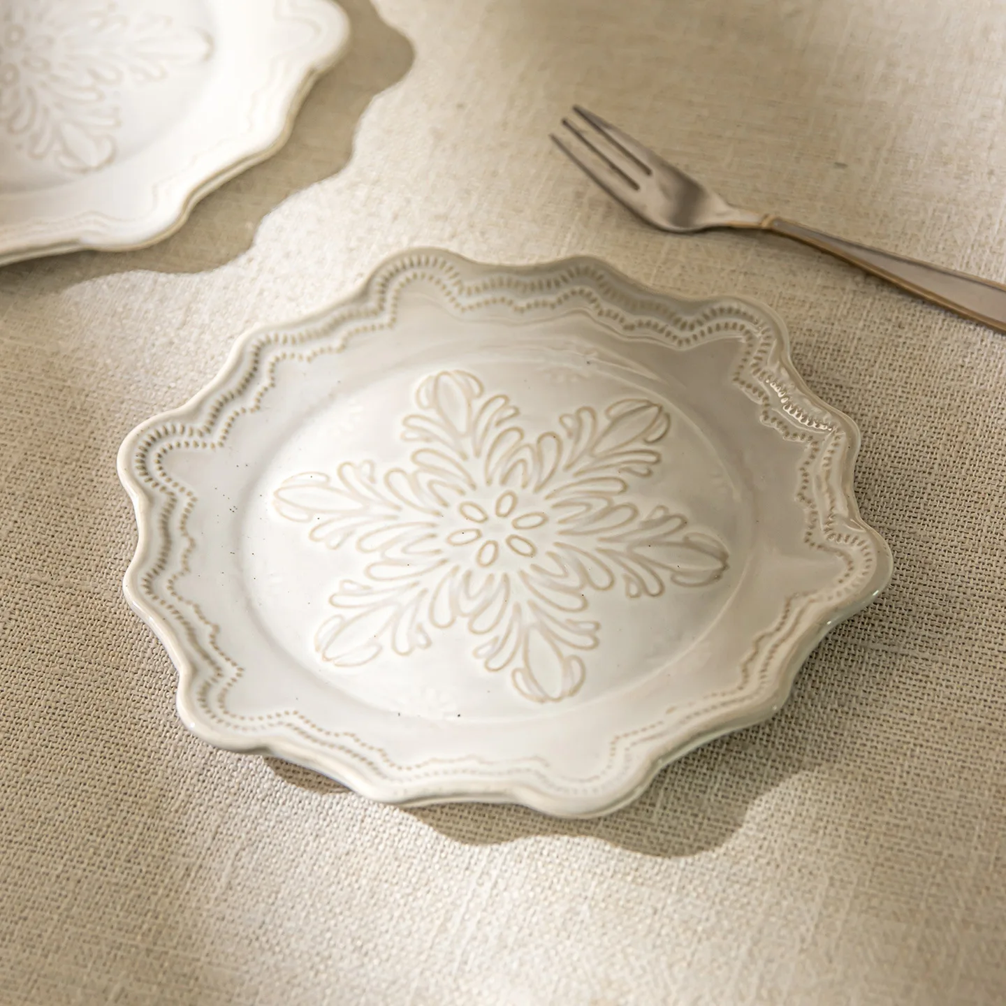 

Керамическая тарелка с французским тиснением, дизайн снежинки, десертное блюдо, обеденная посуда в западном стиле