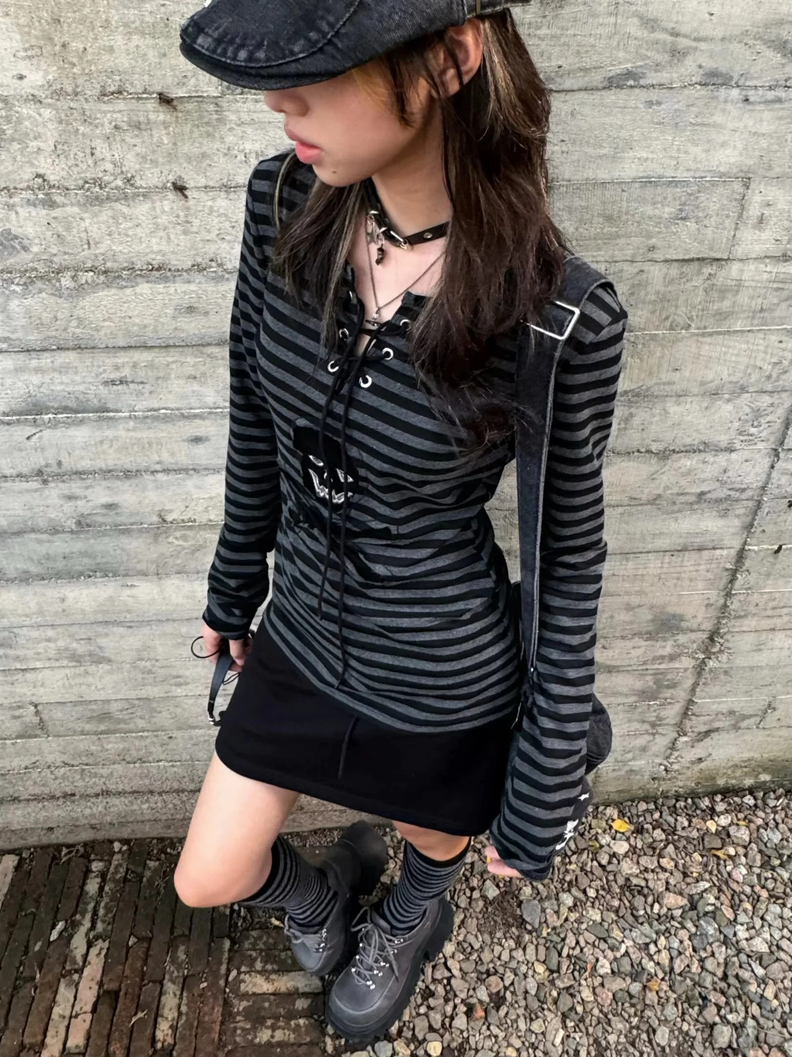 Damen Gothic Punk Gestreiftes Langarm-Oberteil mit V-Ausschnitt, Schnürung, Totenkopf-Applikation, Slim Fit, Emo Grunge Alt Streetwear T-Shirt – Detail 10
