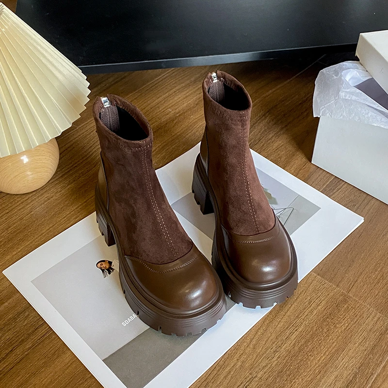 

Женские модельные ботинки на массивном каблуке и платформе до щиколотки