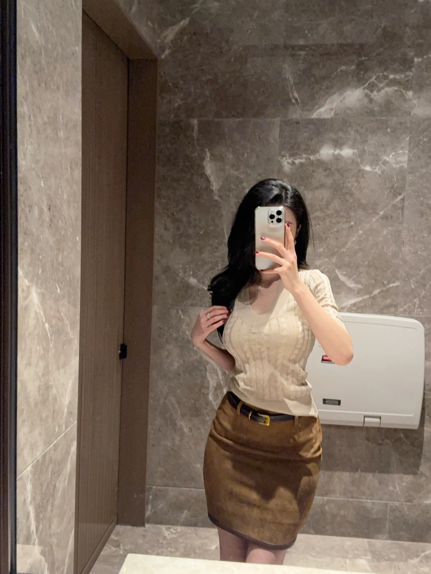 

Женская приталенная трикотажная футболка с V-образным вырезом и коротким рукавом, весенняя, тонкая, модная, с эффектом утяжки талии, в повседневном стиле