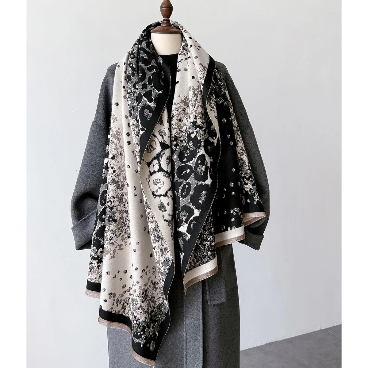 New Leopard Print Scarf Autumn&Winter Fashion Thick Warm Wraps Female Imitation Cashmere Shawl Women\'s Thickening Tassels Scarf