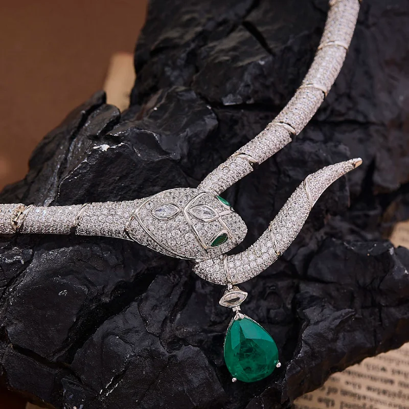 Europe America Designer Style Necklace Women Lady Inlay Cubic Zircon Synthetic Drop Shape Emerald Snake Snakelike Choker
