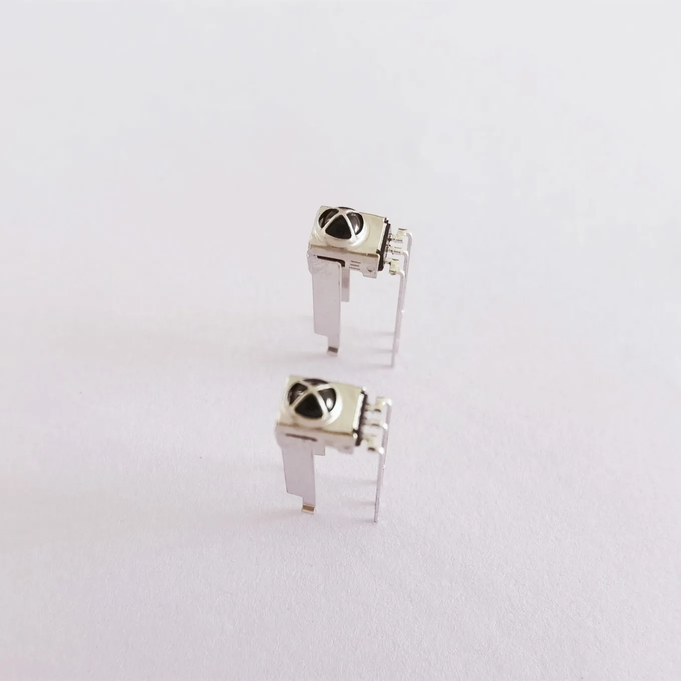 Original New 100% GP1UE282RKC1 Infrared Receiver Headband Connector With Shielded Anti-Interference Shell Bracket