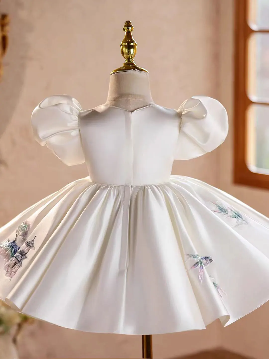 ジルウィッシュ J845 高級ホワイトガールズドレス 刺繍サテン 膝丈 子供用 結婚式 誕生日パーティー ページェント ボールガウン