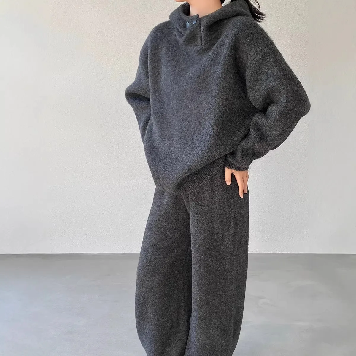 

Модный вязаный комплект 2026 года для женщин: повседневный свитер с капюшоном + свободные брюки с широкими штанинами, комплект из двух предметов