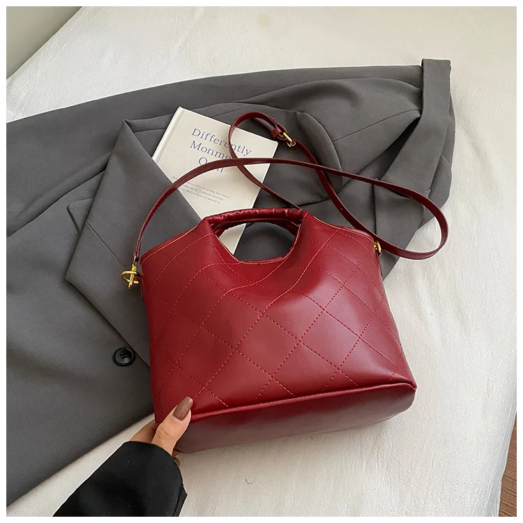 

Модная женская большая сумка из кожи с речным принтом и модным парижским элегантным уютным стилем