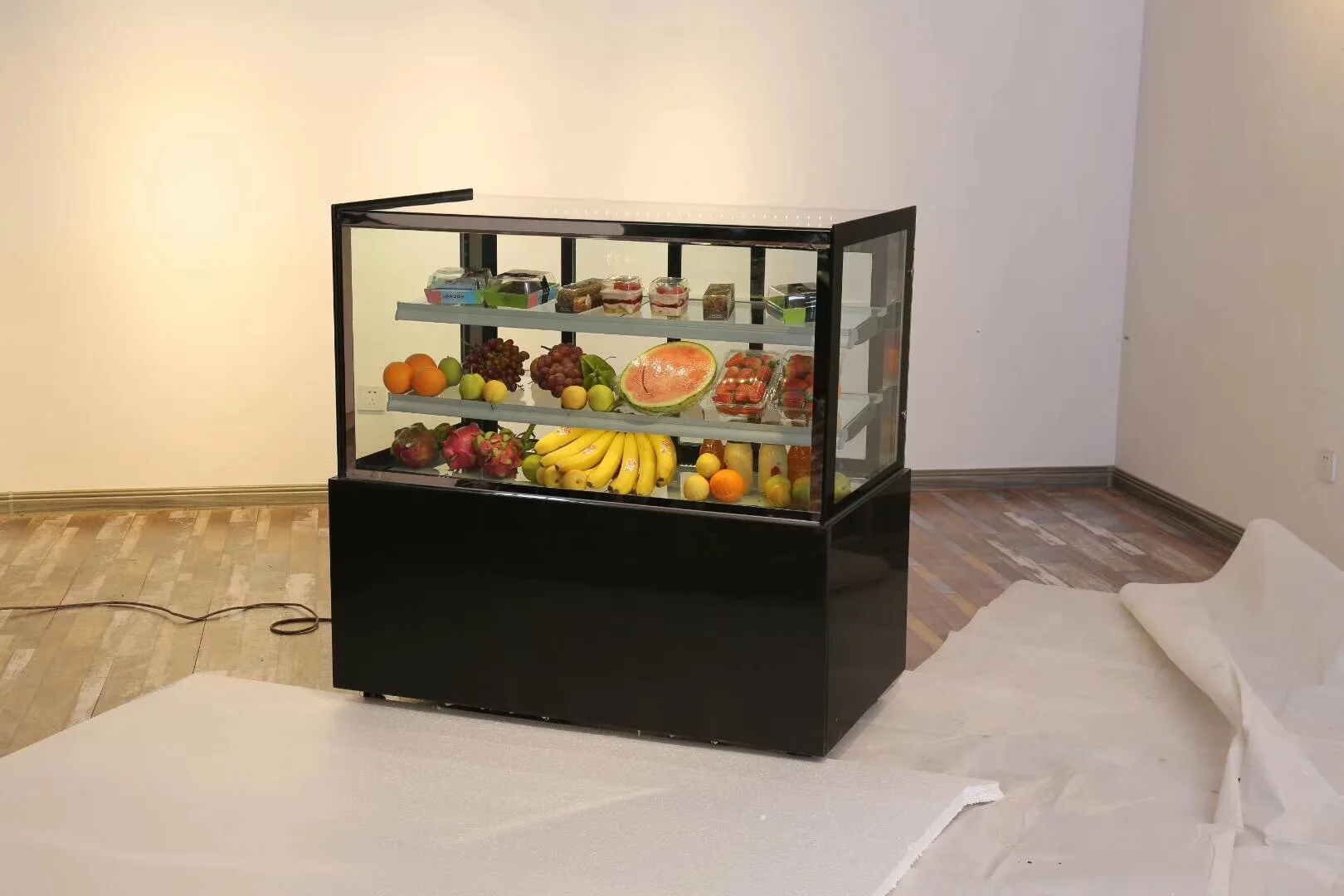 Vetrina per torte refrigerata commerciale Vetrina di raffreddamento ad angolo retto in nero/bianco con luce a LED in marmo a doppia porta