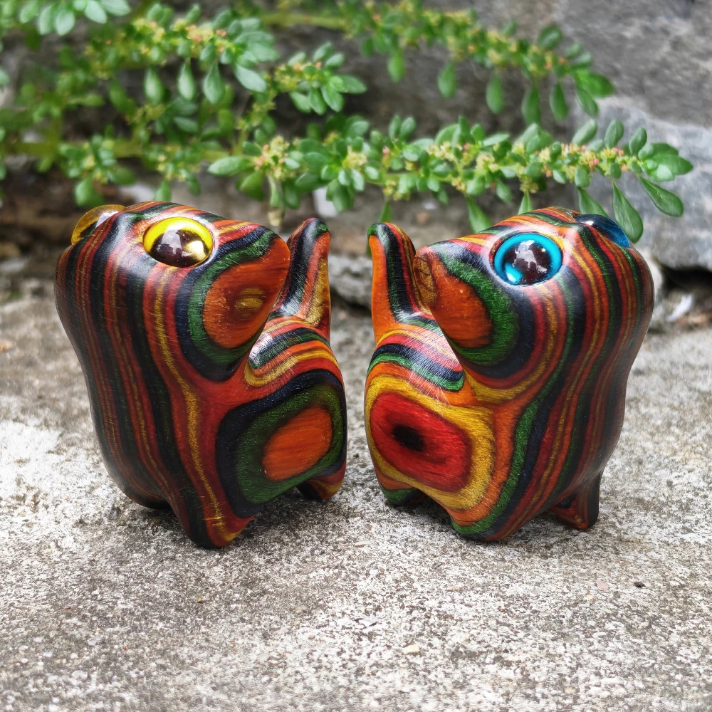 Colorful Wooden Cat Figurine Ornament, Hand-Carved, Modern Style, Animal Theme. Suitable for Christmas Decorations, Fireplace, Living Room, Office, Back-To-School Season Gifts, Birthday Gifts, Study Room