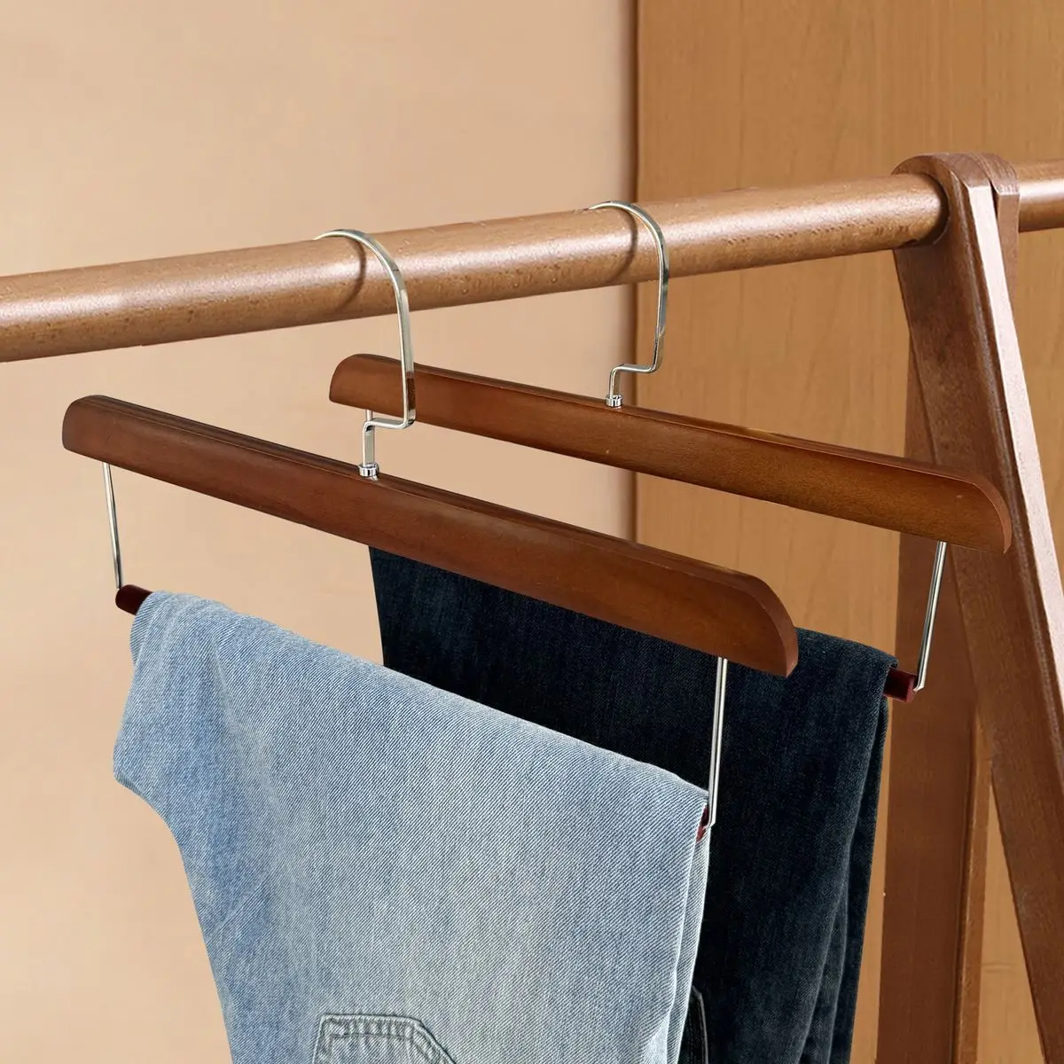 

Новые деревянные вешалки из массива дерева, 5 шт., с нескользящим флокированием, для одежды, свитеров, брюк, органайзер для гардероба