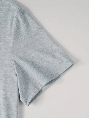 Dieses lässige Herren-Golf-Poloshirt mit Stehkragen ist ein einfarbiges Kleidungsstück mit kontrastierenden Details, das sich für Frühling, Sommer und verschiedene Anlässe eignet. – Detail 5